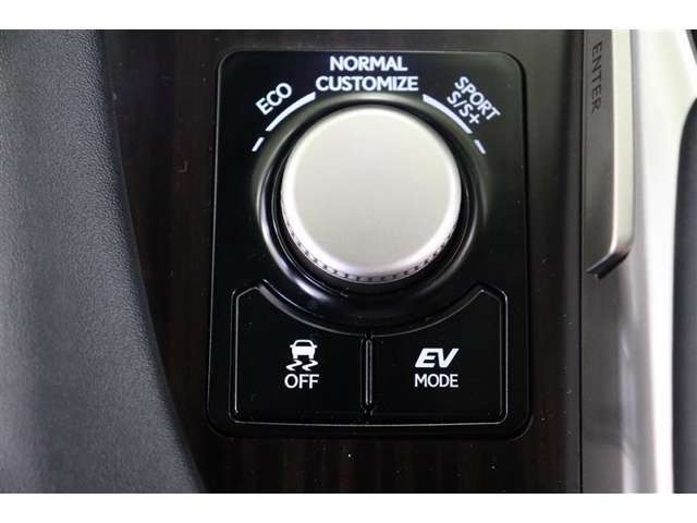 燃費優先のECO、走りと燃費のバランスに優れたNORMAL、俊敏でパワフルなPOWER。気分や走行状況に合わせて走りを選べます。夜間など、静かに走行したい時にはモーターで動くEVへ切替えも出来ます。