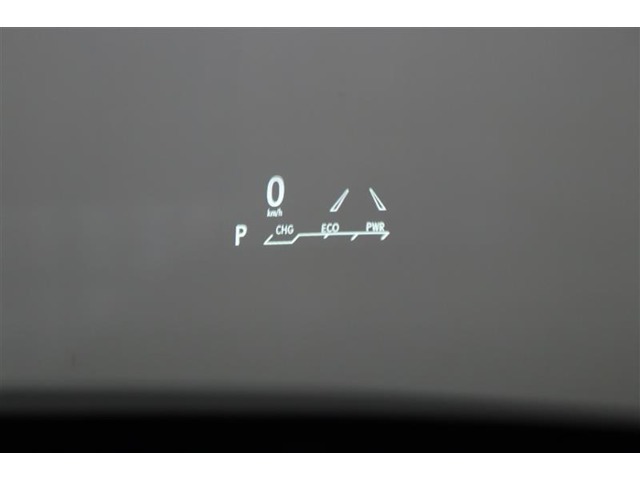 ヘッドアップディスプレイ（HUD）です。運転に必要な情報をフロントガラスの視野内に投影することで視線を外さず確認できます。視線移動や焦点調節が少なくて済むので安全性の向上に貢献します。