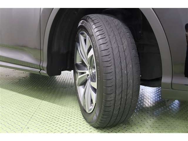タイヤサイズ　235/55R20。桜花のように華やかでスタイリッシュなデザインの純正アルミホイールを装着しています。