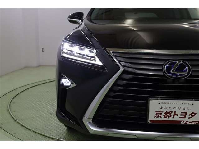 シャープな三眼式ヘッドライトは環境に優しく経済的なLEDです。周囲の明るさを感知して自動で点灯・消灯するオートライト搭載。オートハイビームも搭載していますので、面倒なヘッドライトの切替えは不要です。