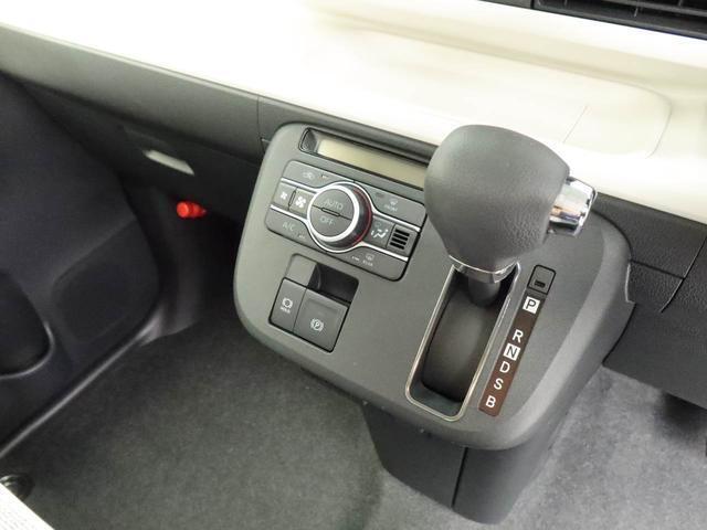 オートエアコン付きです。温度設定をすればお任せで快適な室温にしてくれます。ディスプレイもプッシュボタンも大きめになっているので操作性にも優れています。