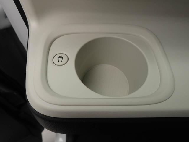 ホットドリンクをちょうど良い温度でキープしてくれる保温機能付きカップホルダー付きです。