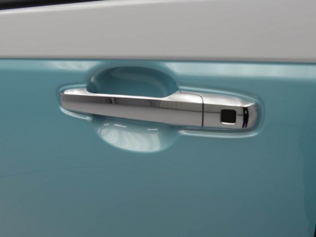 電子キーをカバンやポケットに持っていれば、ドアハンドルやバックドアに付いているボタンを押すだけでドアの開閉ができます。手が塞がっている時、カバンの中からカギを探す必要がありません。