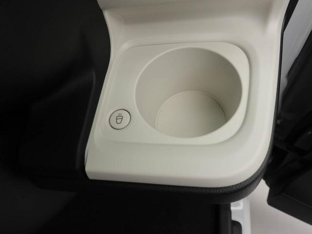 ホットドリンクをちょうど良い温度でキープしてくれる保温機能付きカップホルダー付きです。