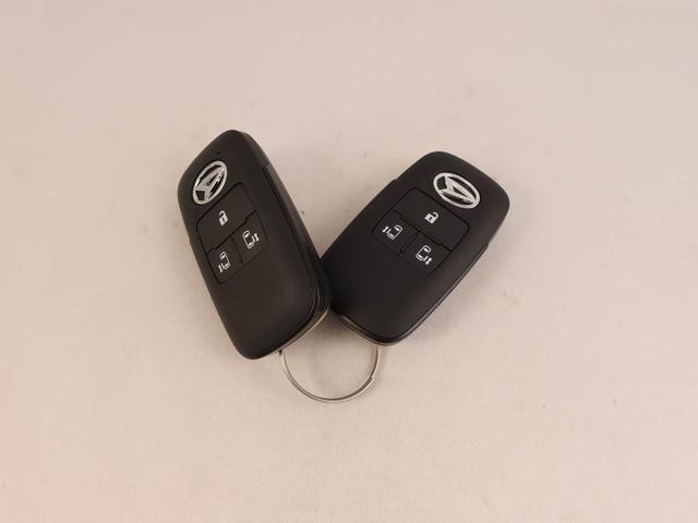 電子キーをカバンやポケットに持っていれば、ドアハンドルやバックドアに付いているボタンを押すだけでドアの開閉ができます。手が塞がっている時、カバンの中からカギを探す必要がありません。