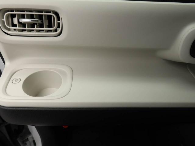 インパネ部分にも小物が置けます。