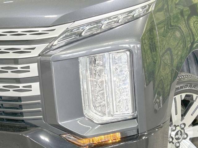 【LEDヘッドライト】悪天候や夜間走行時も良好な視界を確保し安心して運転できる高輝度LEDヘッドライトを装備！点灯速度が早く、消費電力も抑えられています。