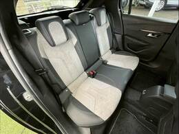 セカンドシートは大人二人が乗っても十分なスペースが確保されております。