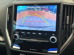 【バックカメラ】駐車時に後方がリアルタイム映像で確認できます。大型商業施設や立体駐車場での駐車時や、夜間のバック時に大活躍！運転スキルに関わらず、今や必須となった装備のひとつです！