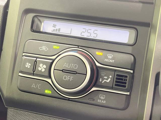【オートエアコン】一度お好みの温度に設定すれば、車内の温度を検知し風量や温度を自動で調整。暑い…寒い…と何度もスイッチ操作をする必要はありません。快適な車内空間には必須の機能ですね♪