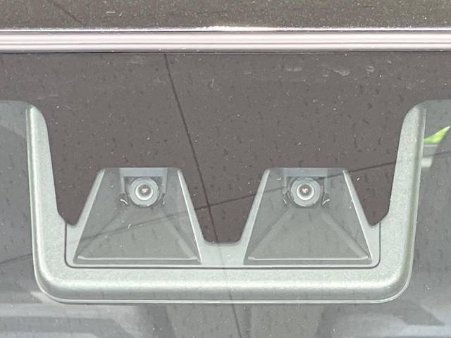 【スマートアシスト】走行中に前方の車両等を認識し、衝突しそうな時は警報とブレーキで衝突回避と被害軽減をアシスト。より安全にドライブをお楽しみいただけます。