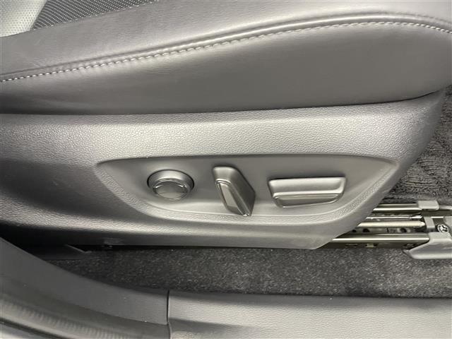 【運転席】座り心地が良いシートなので長時間の運転でも快適にお過ごしいただけます。新品のフロアマットのご注文も可能です。掲載箇所以外にご希望の写真がございましたらお気軽にお問い合わせ下さい。