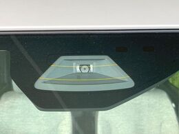 【スズキ　セーフティサポート】走行中に前方の車両等を認識し、衝突しそうな時は警報とブレーキで衝突回避と被害軽減をアシスト。より安全にドライブをお楽しみいただけます。