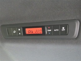 トリプルゾーンコントロールフルオートエアコンコンディショナー標準装備です。運転席助手席後部の3つのゾーンをそれぞれ温度設定できます。後部座席側でもエアコン調整ができ、快適に過ごすことができます。