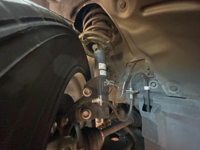お車を安心してお乗りいただく為には、足回りの定期点検が欠かせません。サービスサポート（有償保証）では無料点検もご提供しており、安心のカーライフをお過ごしいただけるサポート体制が整っています。