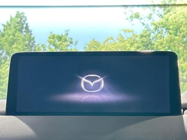 【10.25インチマツダコネクト】車内の雰囲気にマッチした大型ディスプレイ。スマホ接続でのナビ使用やBluetooth再生等、様々な機能が楽しめます。直感的なダイヤル操作が可能で、使い勝手も良好です。