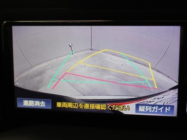 車庫入れや縦列駐車などの際に、後退操作の参考になるガイドラインをモニター画面に表示します。