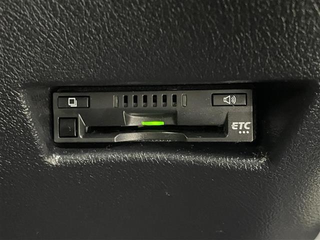 【ETC】有料道路を利用する際に料金所で停止することなく通過できる、ETC車載器（ノンストップ自動料金収受システム機器）が装備されています。セットアップを行うことで利用可能になります。