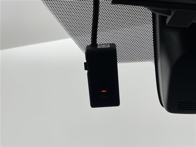 【ドライブレコーダー】映像・音声などの運転中の記録を残します。事故などを起こした起こされた時の証拠になりえますので、もしも時でも安心ですね。