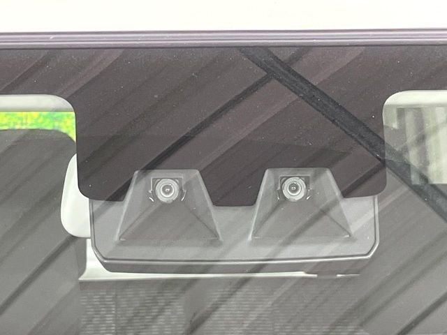 【スマートアシスト】走行中に前方の車両等を認識し、衝突しそうな時は警報とブレーキで衝突回避と被害軽減をアシスト。より安全にドライブをお楽しみいただけます。