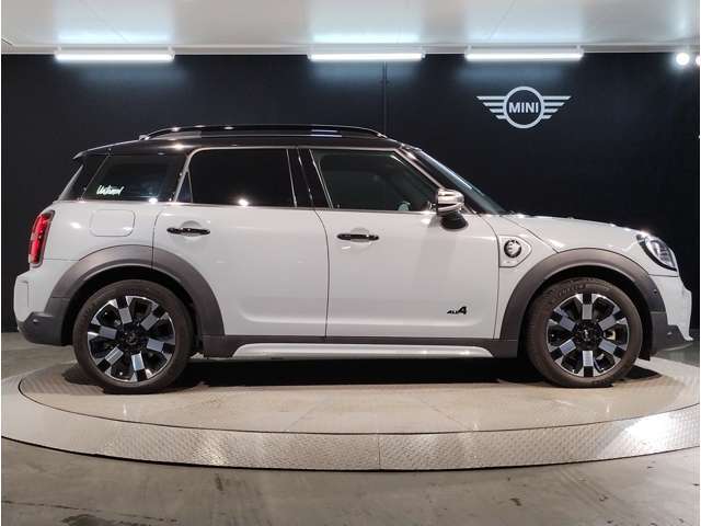 ☆MINIの車の始まりは大人四人がギリギリ乗れるコンパクトな車です！！今となっては3ナンバーですが、もともとは5ナンバーの車でした！！