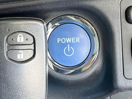 【スマートキー】カバンやポケットに入れたままでもドアの施錠・解錠が可能なスマートキーを装備。エンジンのオン・オフ時もカギを取り出す必要が無いからとっても便利です♪