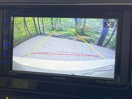 【バックカメラ】駐車時に後方がリアルタイム映像で確認できます。大型商業施設や立体駐車場での駐車時や、夜間のバック時に大活躍！運転スキルに関わらず、今や必須となった装備のひとつです！