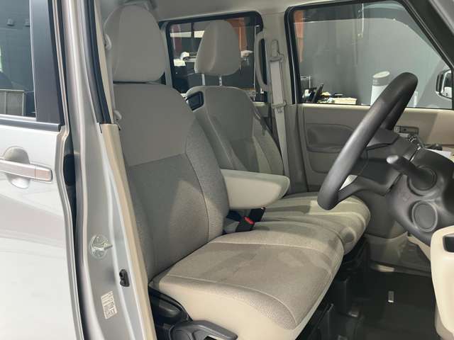 運転席、助手席です。座面も広くゆったりと座れてアームレストも付いているので重宝します。