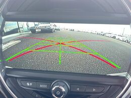 ●ガイドライン付きバックカメラ：不安な駐車もこれで安心！ガイドライン付きなので狭い箇所での駐車もラクラクです！