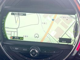 ●純正ナビ:一体感のあるナビは、高級感ある車内を演出してくれます。オーディオ機能も充実しておりますので、運転もより楽しめます♪