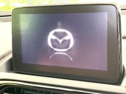 【マツダコネクト】車内の雰囲気にマッチした一体型タイプのディスプレイ。各種車輌設定やBluetooth再生等、様々な機能が楽しめます。専用SDカードのご購入で、ナビ機能も使用出来ます。