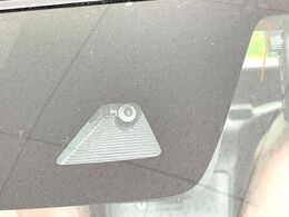 【i-ACTIVESENSE】走行中に前方の車両等を認識し、衝突しそうな時は警報とブレーキで衝突回避と被害軽減をアシスト。より安全にドライブをお楽しみいただけます。