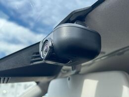 【ドライブレコーダー】安心・安全なカーライフに必須のドライブレコーダーを装備！走行中はもちろん、あおり運転や事故に遭遇した際の状況も映像で記録し、万一のリスクに備えます。