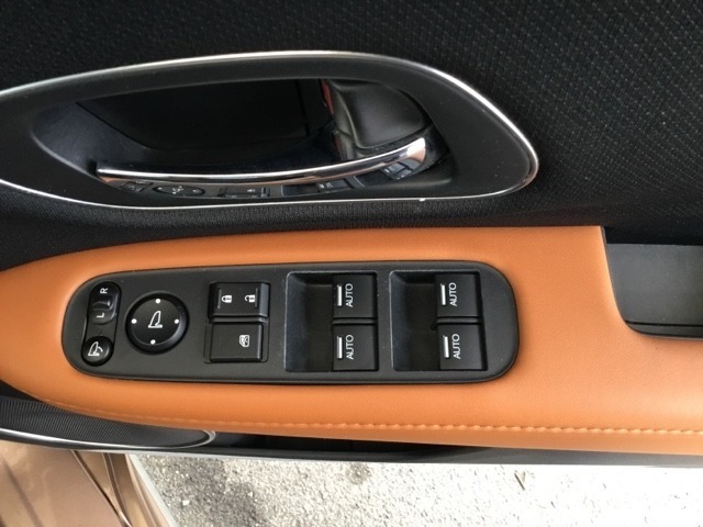 電動格納式リモコンドアミラーと、パワーウィンドウマスタースイッチ等は運転席ドアにあります。
