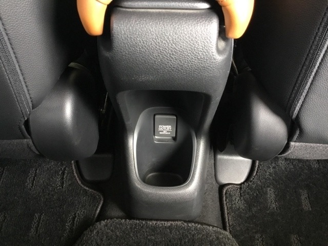後席にもアクセサリーソケットが付いています。