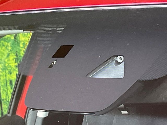 【i-ACTIVESENSE】走行中に前方の車両等を認識し、衝突しそうな時は警報とブレーキで衝突回避と被害軽減をアシスト。より安全にドライブをお楽しみいただけます。