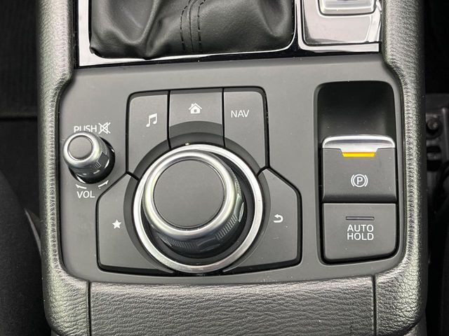 【電動パーキングブレーキ】パーキングブレーキは便利な電動式！ボタン一つで操作でき、アクセルを踏めば自動で解除されます♪レバーやペダルが無いので運転席廻りもすっきりしますね♪