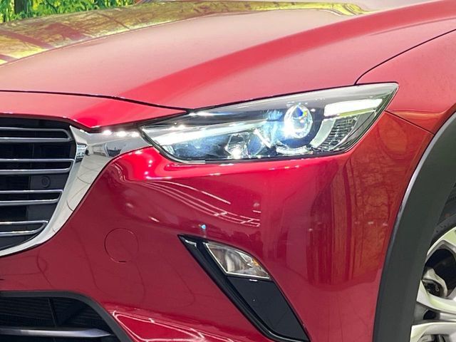 【LEDヘッドライト】悪天候や夜間走行時も良好な視界を確保し安心して運転できる高輝度LEDヘッドライトを装備！点灯速度が早く、消費電力も抑えられています。