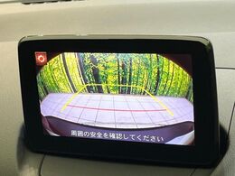 【バックカメラ】駐車時に後方がリアルタイム映像で確認できます。大型商業施設や立体駐車場での駐車時や、夜間のバック時に大活躍！運転スキルに関わらず、今や必須となった装備のひとつです！