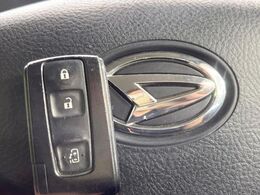 【キーレス】少し離れた場所からでもボタン一つでドアの開錠・施錠ができるのでとっても便利！ドアの鍵穴周りに傷をつけることもありません♪