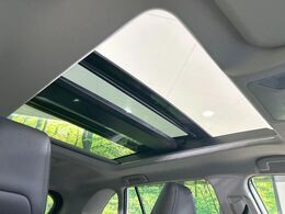 【パノラマルーフ】大型のガラスルーフ搭載で車内の解放感が一気にアップ！開放的なドライブをお楽しみいただけます。