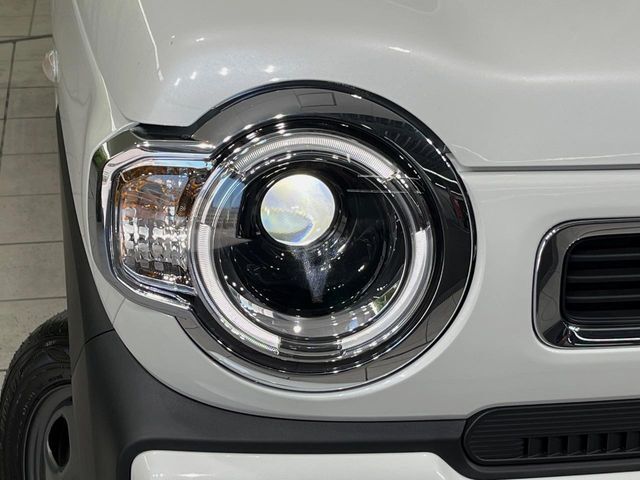【LEDヘッドライト】悪天候や夜間走行時も良好な視界を確保し安心して運転できる高輝度LEDヘッドライトを装備！点灯速度が早く、消費電力も抑えられています。