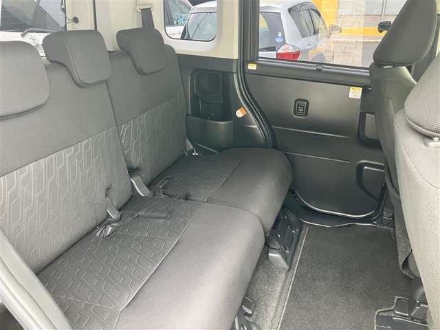 ゆとりある広々とした車内空間は、ドライブを始め買い物やレジャーなど、幅広く活躍します。一人でもみんなとでもお出かけを楽しみましょう！