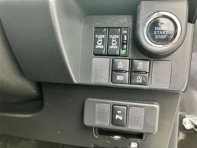 両側パワースライドドア付きだから、狭い駐車スペースなどでの 乗り降りラクラク！小さなお子さまのいるご家庭には嬉しい装備。