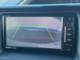 【バックカメラ】駐車時に後方がリアルタイム映像で確認できます。大型商業施設や立体駐車場での駐車時や、夜間のバック時に大活躍！運転スキルに関わらず、今や必須となった装備のひとつです！