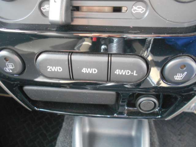 スイッチ一つで4WDモード選択。