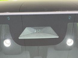 【ホンダセンシング】走行中に前方の車両等を認識し、衝突しそうな時は警報とブレーキで衝突回避と被害軽減をアシスト。より安全にドライブをお楽しみいただけます。