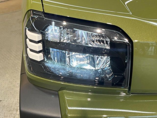 【LEDヘッドライト】悪天候や夜間走行時も良好な視界を確保し安心して運転できる高輝度LEDヘッドライトを装備！点灯速度が早く、消費電力も抑えられています。