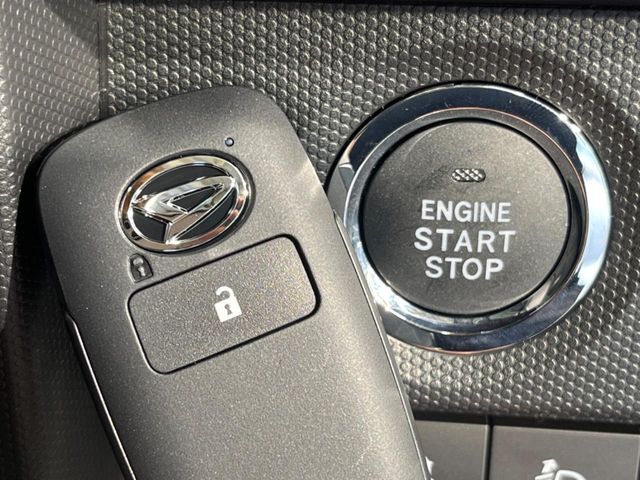 【キーフリーシステム】カバンやポケットに入れたままでもドアの施錠・解錠が可能なスマートキーを装備。エンジンのオン・オフ時もカギを取り出す必要が無いからとっても便利です♪