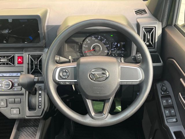 インテリアに合わせたデザインのステアリングは、運転される方のことも考え、運転しやすい形状、大きさです。是非一度、実際に触ってお確かめください。
